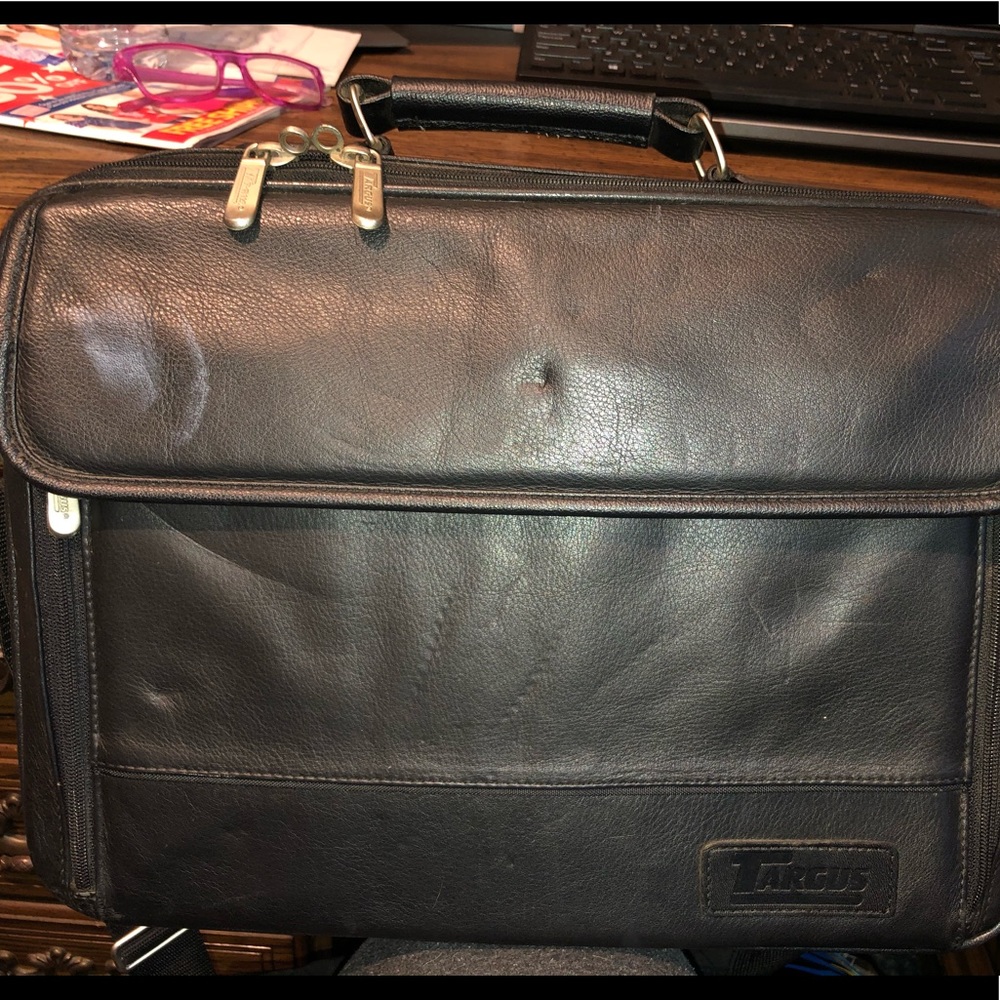 Laptop carrying case with shoulder strap